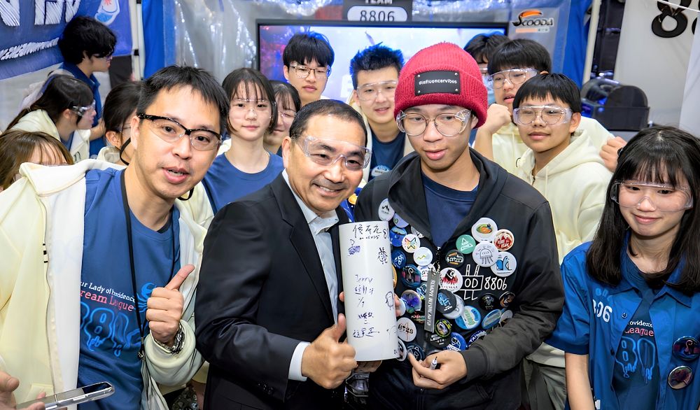 114學年度大學繁星推薦-崇光高中-楊成瀹 同學(第1排右2)(FRC2025市長合影)。