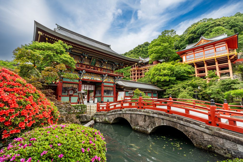 佐賀的祐德稻荷神社,以其華麗壯觀的建築和深厚的歷史文化底蘊,被譽為「日本三大稻荷神社」之一,每年吸引數百萬遊客前來參觀