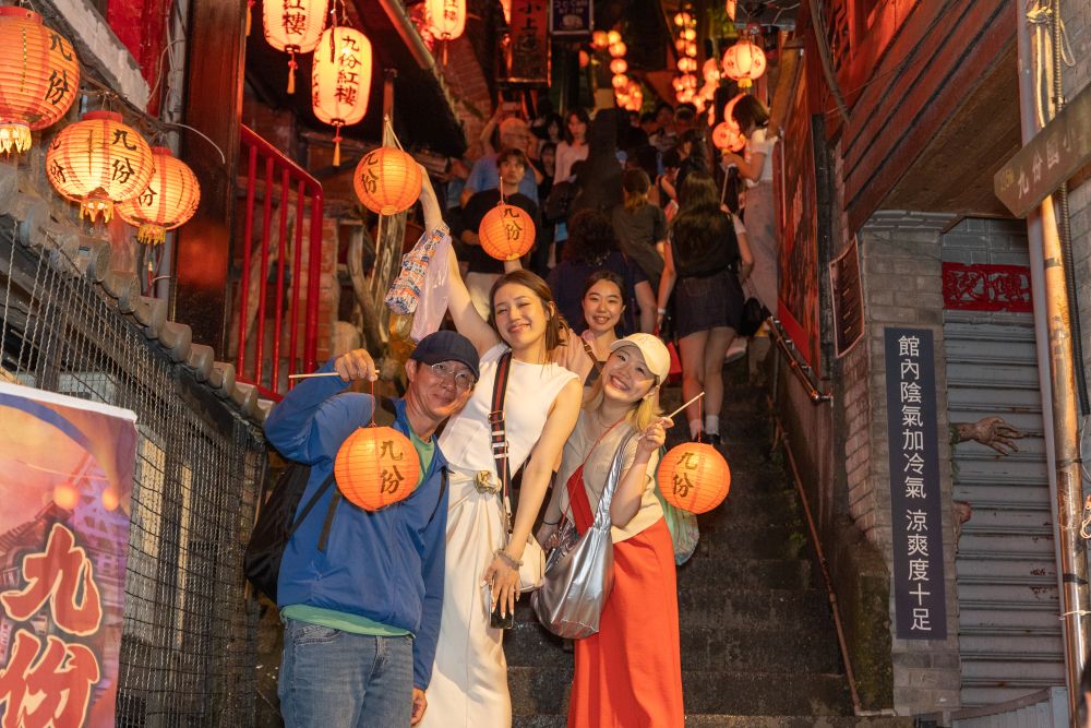九份紅燈籠祭是新北市重要文化活動,整條老街掛滿紅燈籠,映照出懷舊的山城氛圍,讓來訪的選手及遊客深度感受新北市的文化與觀光魅力。(2024年資料照片)