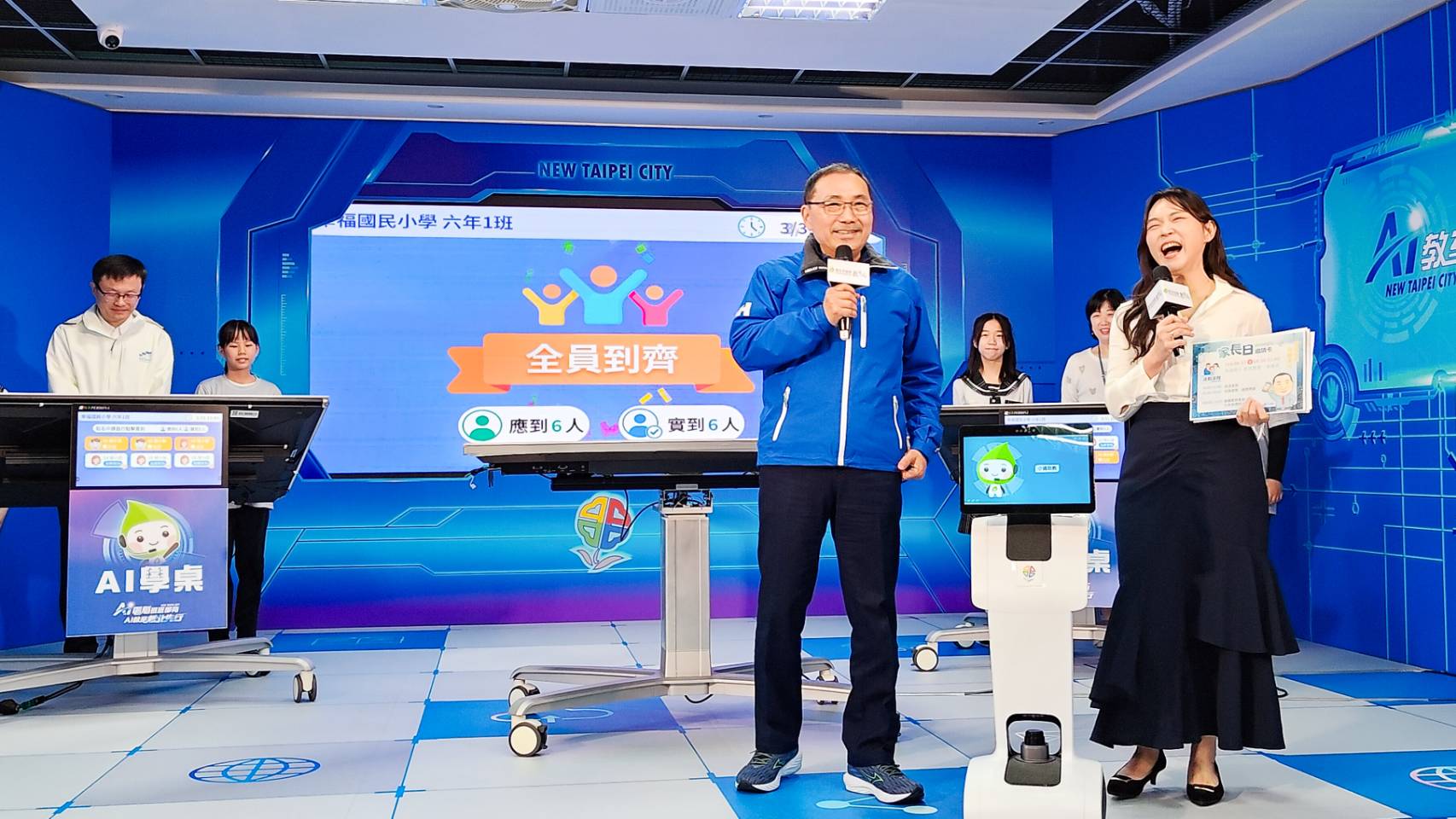 現場市長還與AI助教「小通」進行有趣的互動,體驗電子邀請卡等多元教學情境