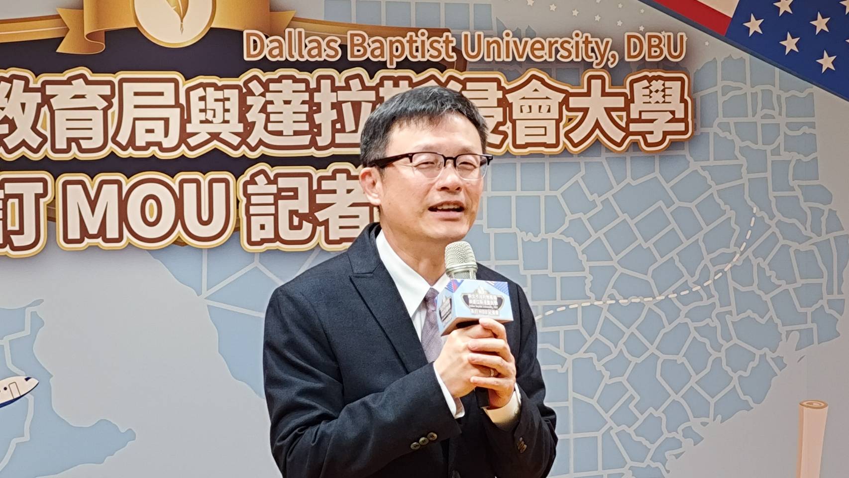 教育局長張明文表示本次合作案開放全市公私立高中職學生可申請線上修讀DBU10門課程