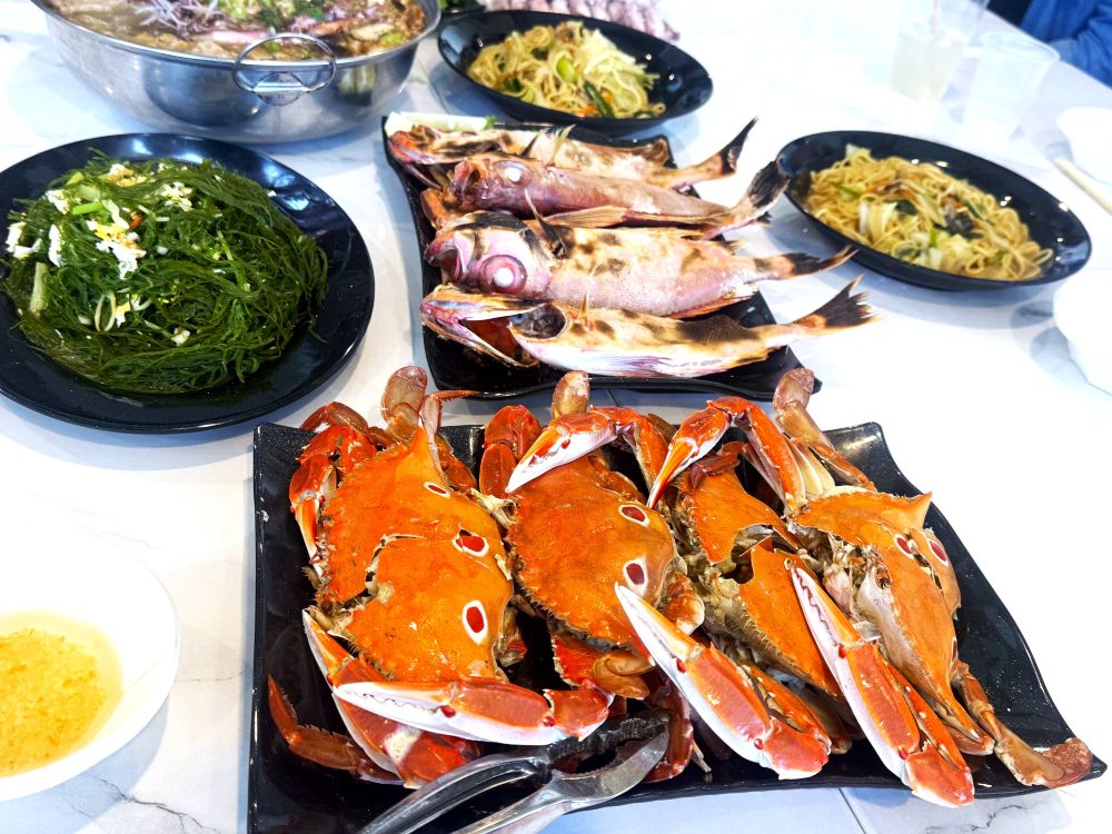 龜吼漁夫市集二樓熟食攤提供各式美味海鮮料理