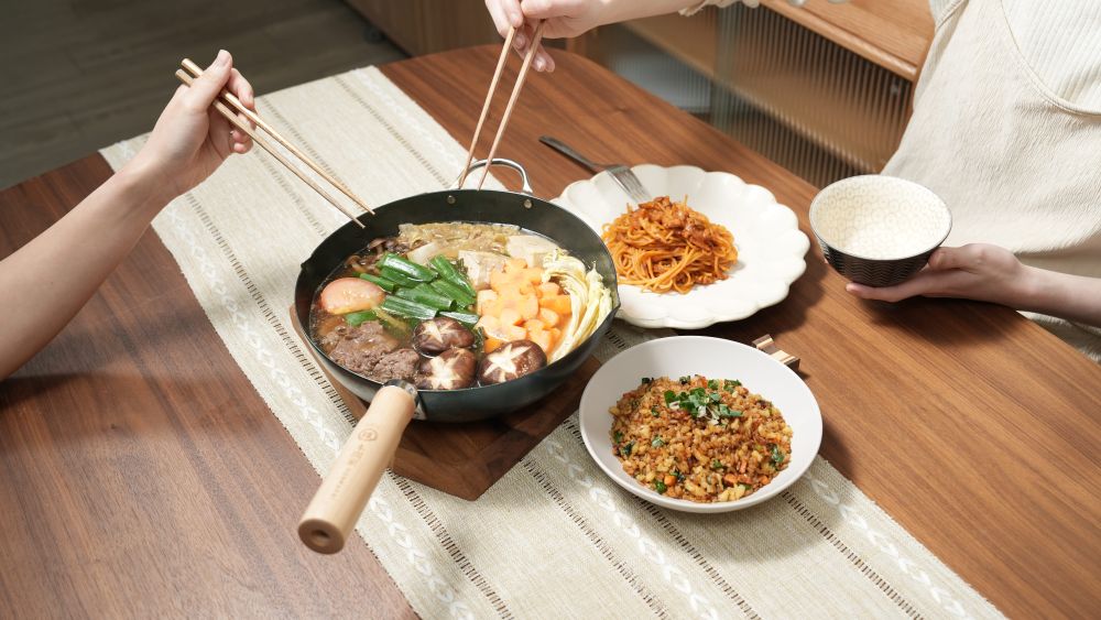鐵鍋料理香氣四溢，令人食指大動