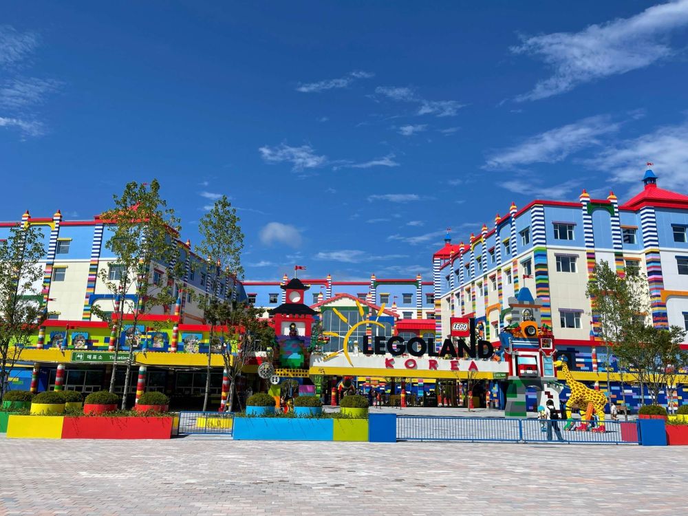 韓國樂高樂園是全亞洲最大的樂高樂園，包含7大主題區，40多項遊樂設施。