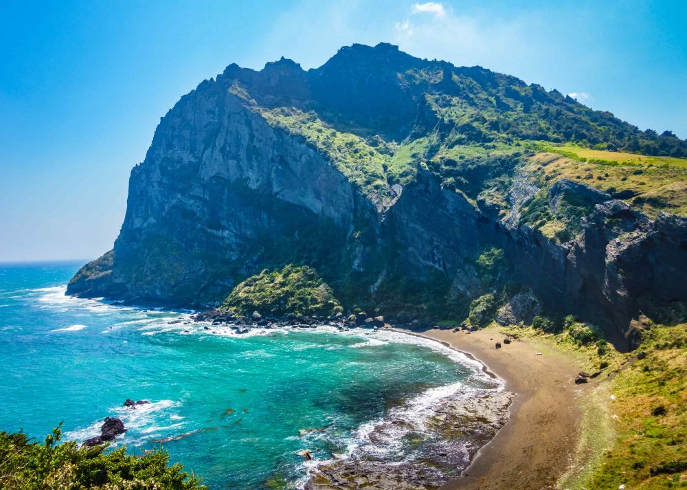 熱門韓劇《苦盡柑來遇見你》取景地城山日出峰，位於韓國濟州島。