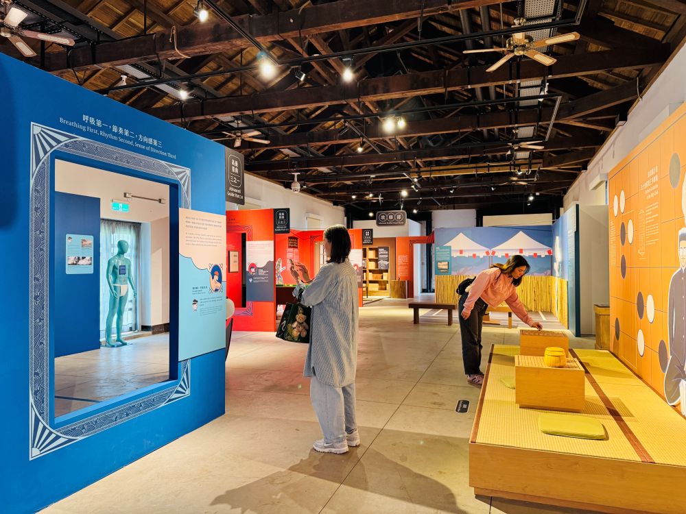 淡水古蹟博物館在淡水海關碼頭展出《稅關新人下班生存指南─淡水稅關五十會特展》。