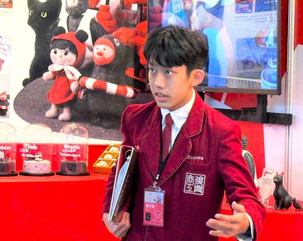 復興商工權子熙同學在解說展覽作品