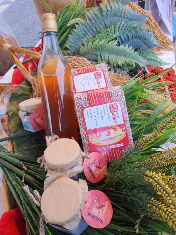 來自太巴塱部落的紅糯米的相關產品,讓民眾在市集現場也能品嚐來自花蓮的在地風情滋味。
