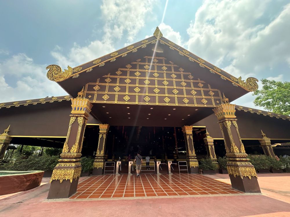 泰國爽泰度假莊園，是一個泰式鄉村風格的休閒渡假花園，可以體驗泰式料理、泰式傳統服裝，以及船遊水上市場等。