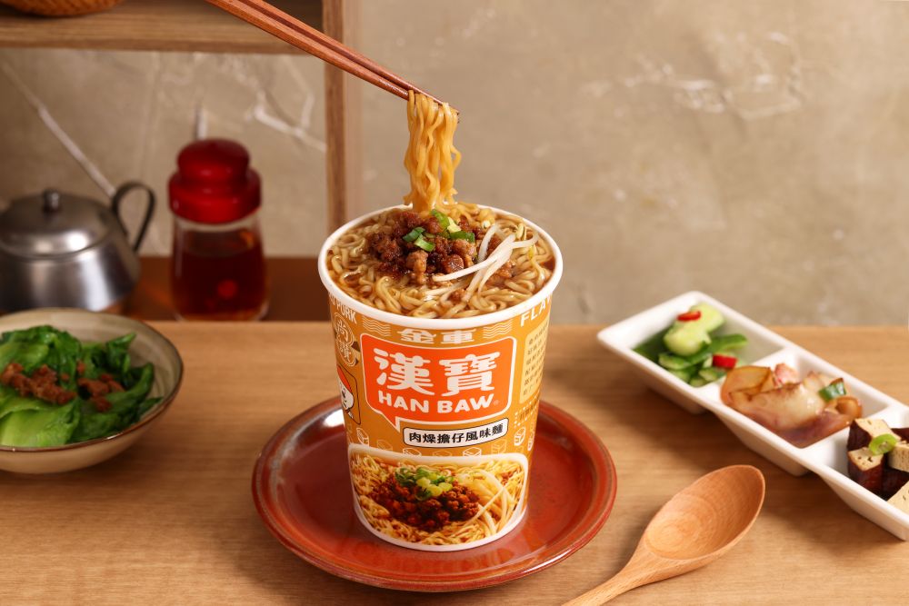 「肉燥擔仔風味麵」嚼勁麵條搭配特製秘汁肉燥與紅蔥頭,鹹香濃郁、不膩口。圖片僅供參考,實際內容參見實物)