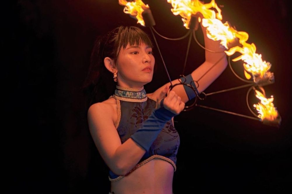 彤之燁火舞集—全台唯一女子火舞團,聯手發條娃娃表演藝術團隊,融合武術身段與民俗技藝,展現力與美交織的動感演出,為碧潭夜晚注入震撼能量。