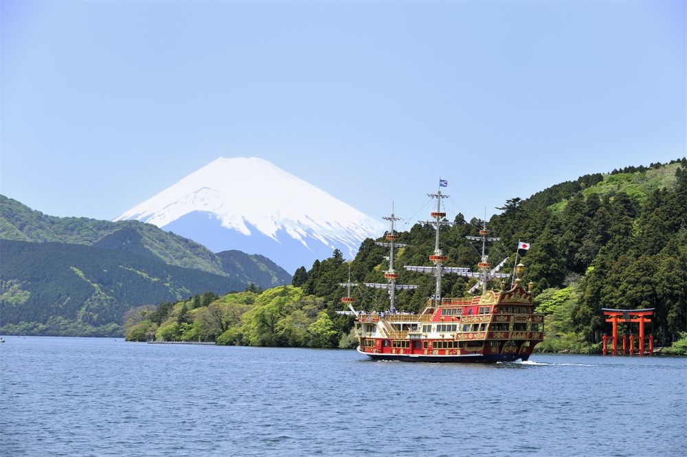 「促銷東京富士山伴自助溫泉5日」欣賞富士山絕景,搭乘人氣箱根海盜船遊蘆之湖、拍攝水上鳥居倒影美照,安排溫泉飯店放鬆療癒,逛御殿場Outlet盡情血拼,豐富又悠閒,29,900元起,第二人折2,000元