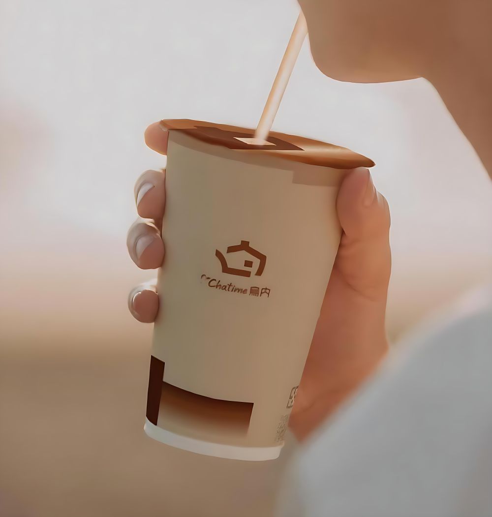 「日出茶太 烏內」全新品牌概念店，以「香氣即風格，奶茶即態度」為核心理念，顛覆傳統烏龍茶強調焙火味思維