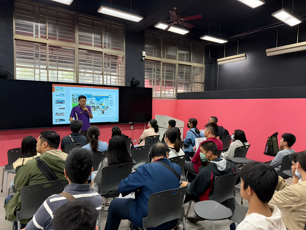參加新北市school open day活動，家長可以和孩子一起討論未來升學與職涯