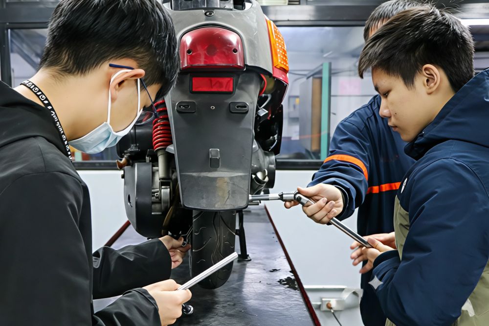 實地參訪體驗汽車科實作課程