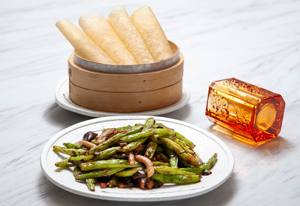 「欖菜松柳煸四季豆」(420元),經典粵式小炒的創新詮釋,主廚加入北方吃法搭配餅皮包卷,提升層次。四季豆煸至乾香爽口,拌以鹹鮮欖菜與菇類快炒,素食也能鮮香誘人,清爽富口感。
