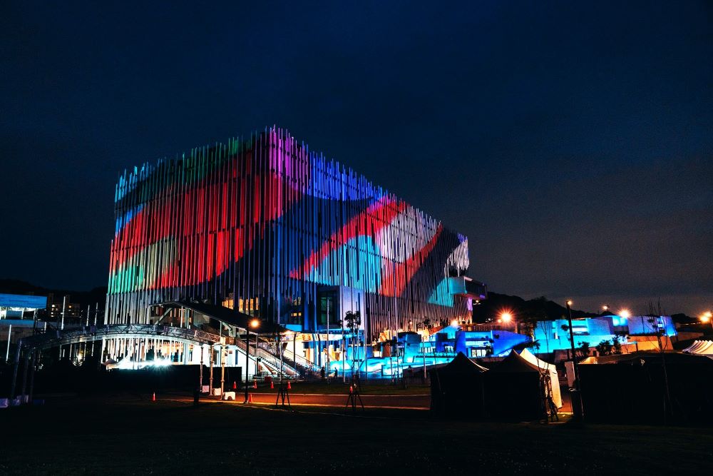 2-新北市美術館化身城市舞台，世壯運閉幕典禮以建築光雕投影結合表演節目，打造視覺盛宴。