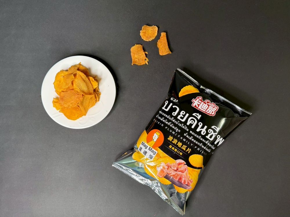全新波浪造型地瓜片登場！結合還魂梅的酸香與地瓜片的酥脆甜香，讓人一片接一片停不下來。