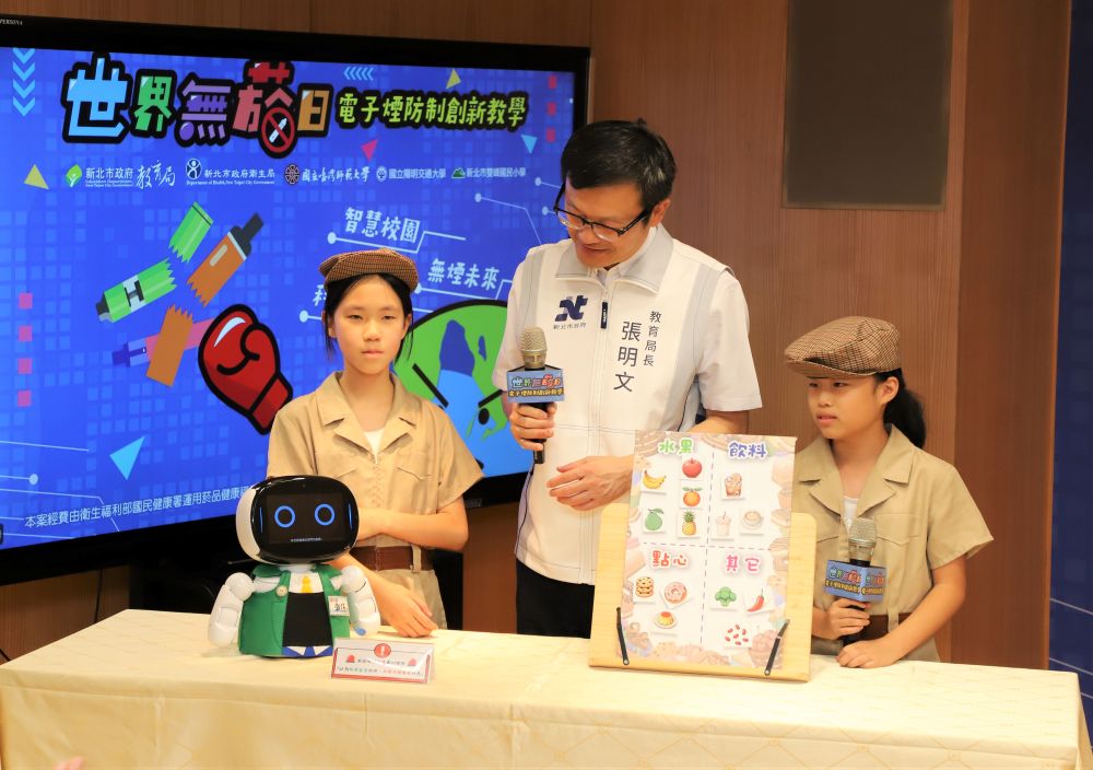 教育局長與學生共同體驗機器人的人機互動解謎教學活動