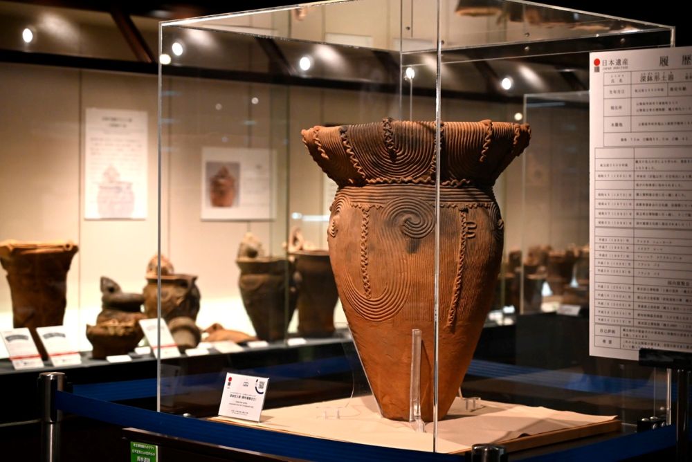 日本山梨縣立考古博物館尤以超過上千件繩文時代的陶器等文物館藏為聞名