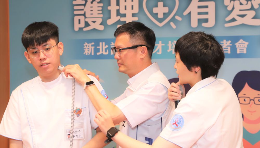 教育局長與亞東科大學生進行血壓量測演練