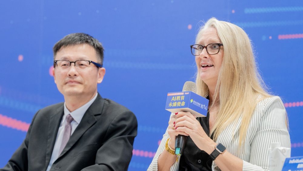 教育局長張明文局(左)及國際講者Ms. Susannah Johnson (右)進行未來教育的行動路徑焦點論壇對話