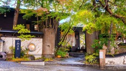 「別府観海寺溫泉松葉屋旅館」在山海之間浸泡溫潤湯泉，於半露天風呂中靜靜感受別府的留白之美 - 01