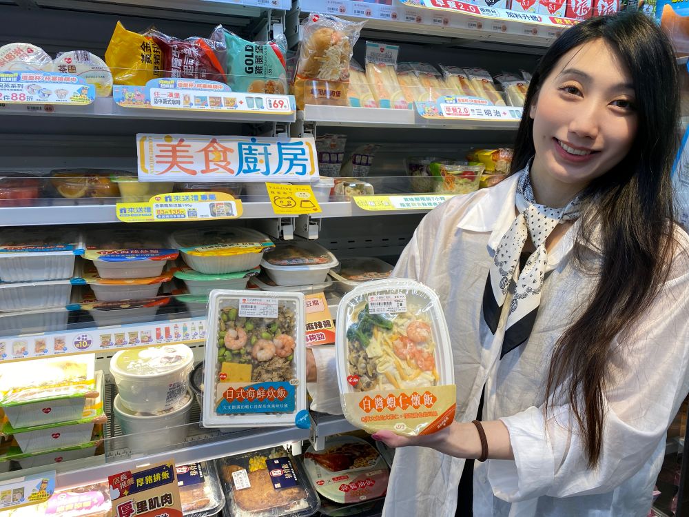 圖5「日式海鮮炊飯」選用大蝦仁、蛤蠣等豐富海鮮食材。「白醬蝦仁燉飯」滑順奶香與Q彈大蝦仁