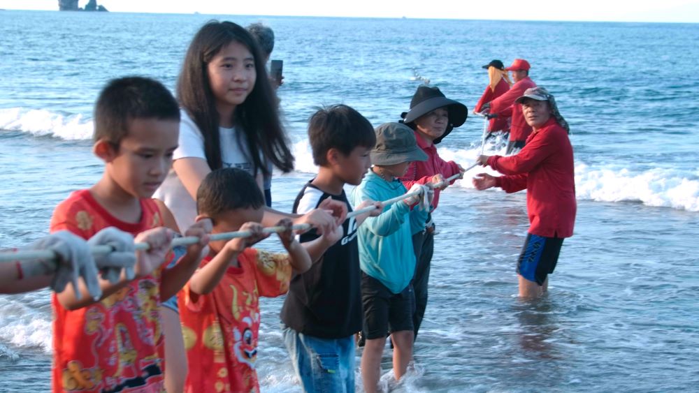 2-民眾體驗牽罟活動捕魚獲