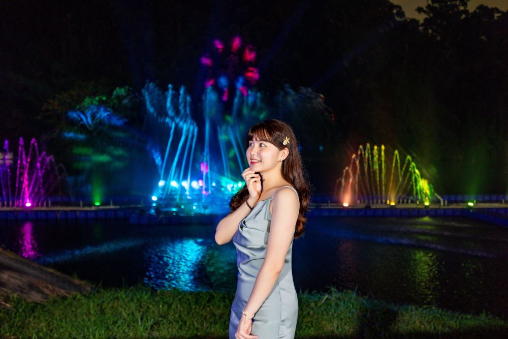 2025碧潭水舞不只水舞精彩，更結合雷射光雕展演，炫麗光束穿越夜空，與水舞律動完美結合，交織出層次豐富的視覺饗宴，邀請大家親臨感受碧潭夜晚的震撼魅力！