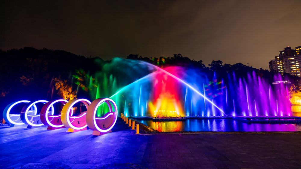 2025碧潭水舞精彩升級！6月16日起全新曲目搭配繽紛燈光，帶來視覺與聽覺的雙重饗宴，歡迎大家來碧潭感受不一樣的夏夜魅力！