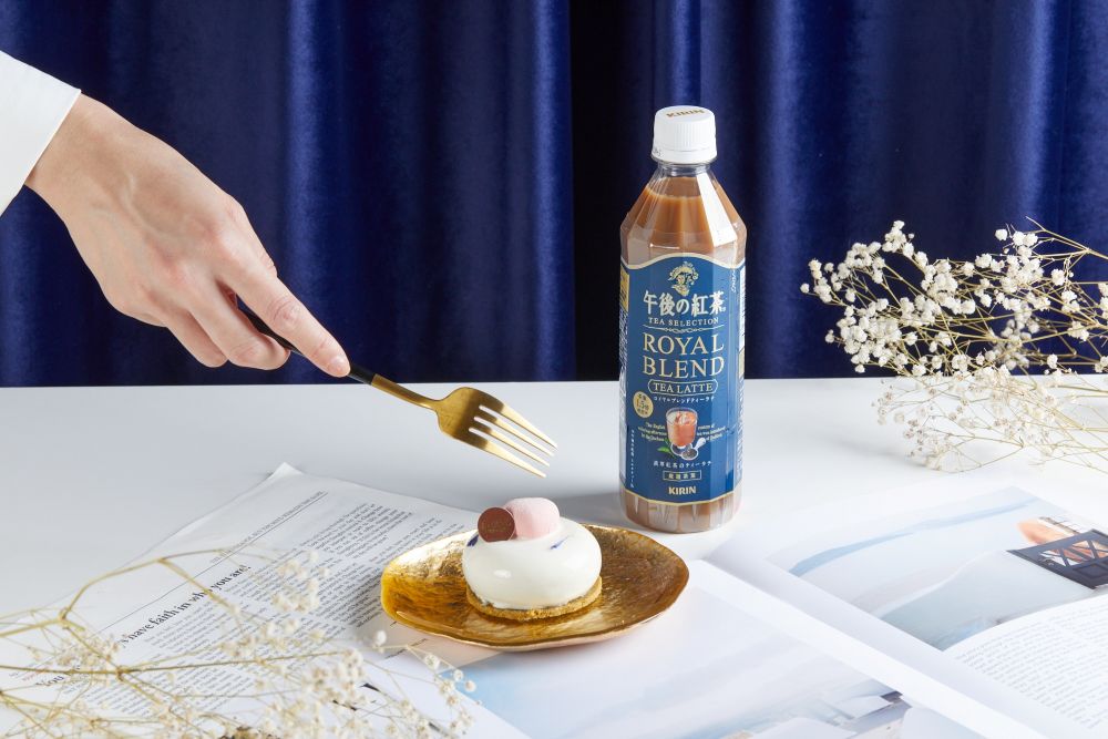 「午後の紅茶」x「法朋 Pâtisserie Francis」–「雨露茉莉」,以茉莉花茶為基底,融合芒果與柳橙果香,搭配皇家特調奶茶,帶來清爽又不膩口的午後享受。