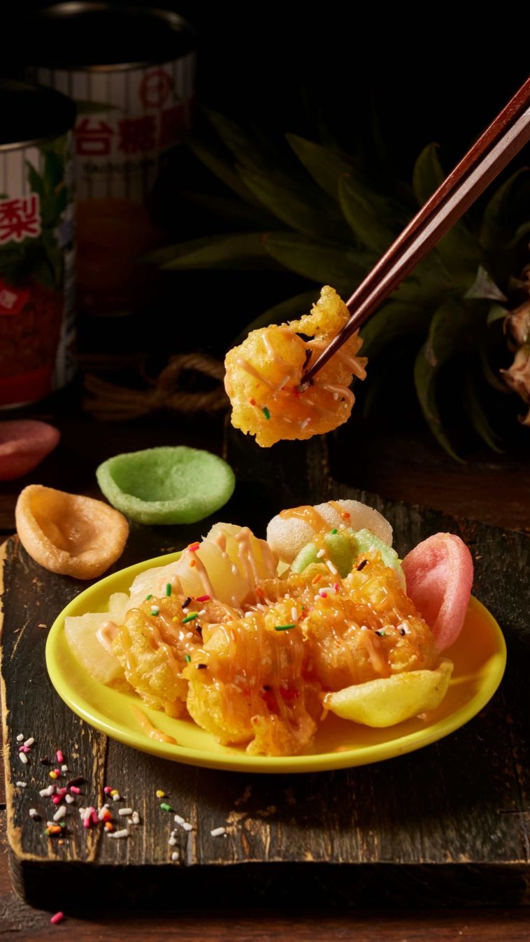 經典台菜「鳳梨蝦球」首度登上火鍋菜單，金黃酥脆蝦仁與酸甜鳳梨交織，外酥內嫩、清爽開胃
