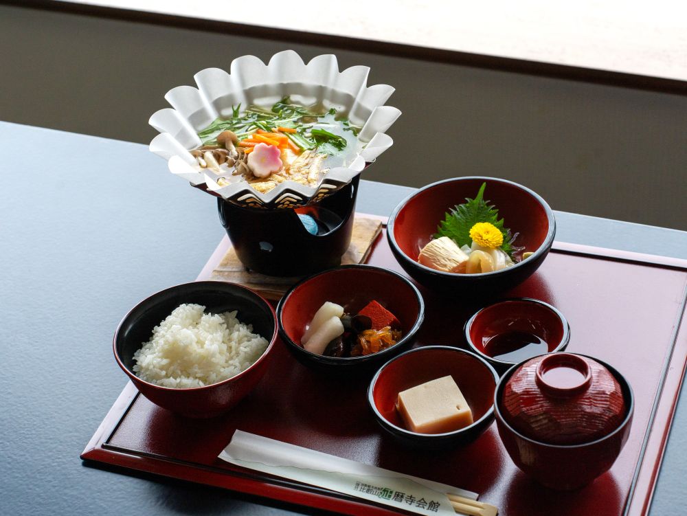 延曆寺會館亦供應傳統「精進料理」,採蔬菜、豆類、海藻等食材製成
