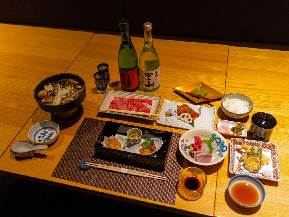 飯店融合日式與現代設計風格,並設有露天風呂、原創日本酒餐廳「OHMI」、在地名產商店等設施
