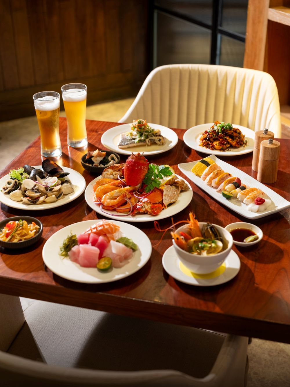 凱菲屋夏日海鮮新菜上桌,首推香料白酒鮮蝦、乾鍋香辣蝦及金湯酸菜九孔海鮮湯,香辣開胃