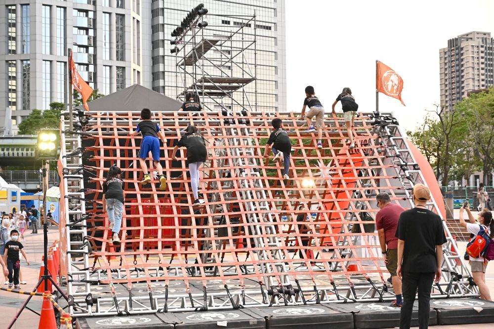 「2025新北市兒童藝術節」再度攜手全球知名的障礙賽事 Spartan Kids，在市民廣場打造結合運動與冒險的「小勇士營」。