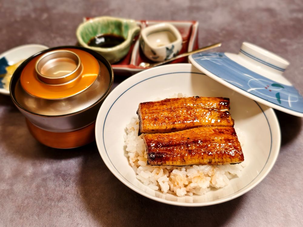 HAYASE日本料理的「鰻魚會席料理」中，壓軸的「鰻魚丼飯」，選用宮城縣產一見鍾情米，鰻魚以蒲燒方式烘烤至外皮焦酥、內裡彈嫩，並佐以鯛魚清湯與漬物。