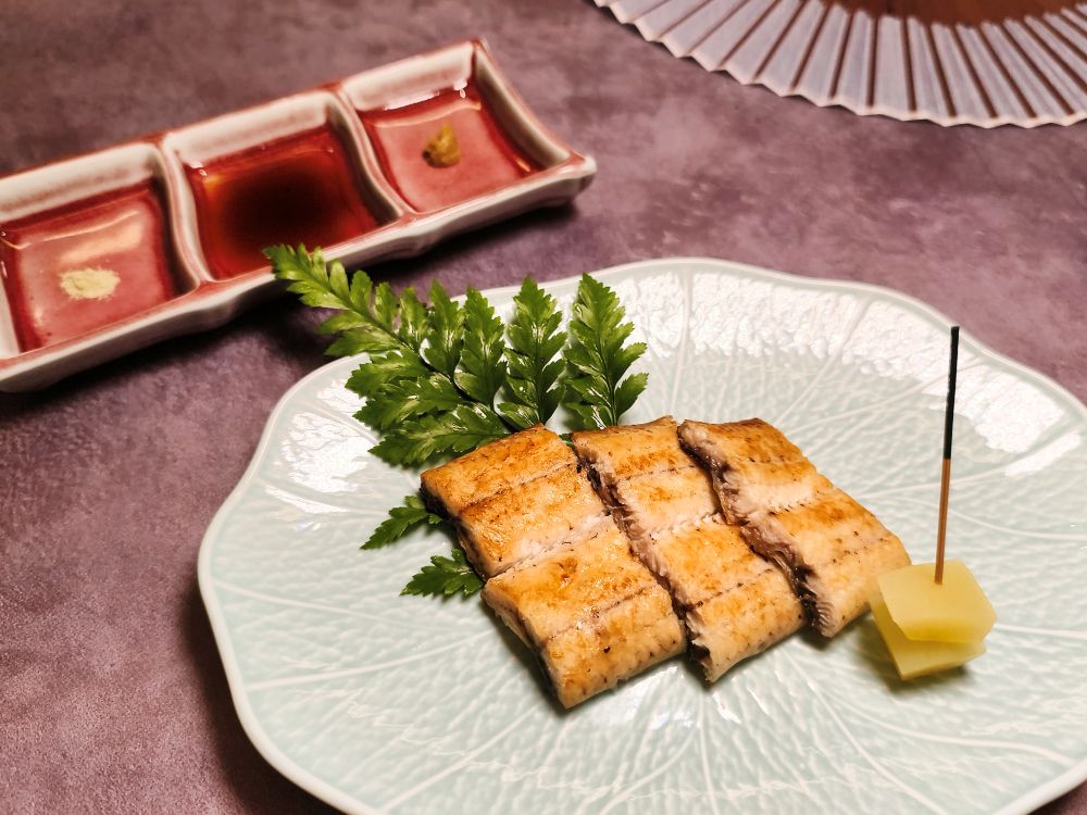 HAYASE日本料理的夏季限定「鰻魚會席料理」，其中「鰻魚白燒」以回歸簡法，只以鹽與清酒佐味慢火烘烤，強調食材原味之精純。