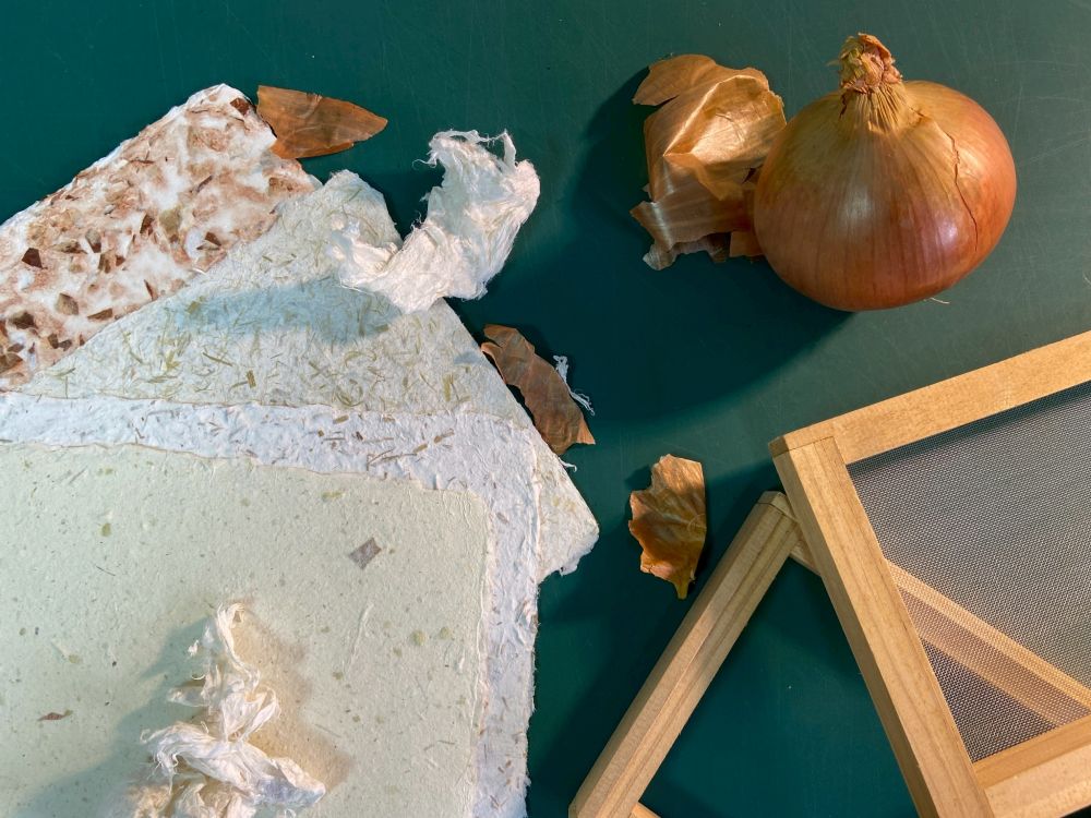 藝術家李彥蓁《植物染與手抄紙的神奇魔法》，將讓參與者體驗「剩餘食材」到「創作再生」的藝術永續魅力