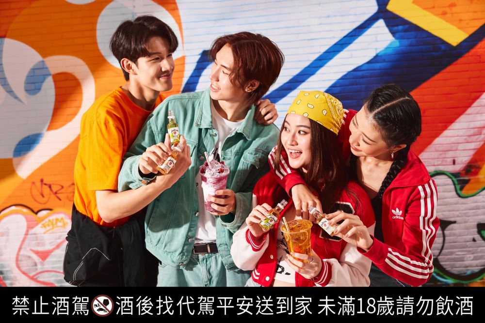 3.好友相聚時想要玩出變化，金賓玩味迷你酒能輕鬆混搭各式飲品，創造出你的金賓玩味Sty_0