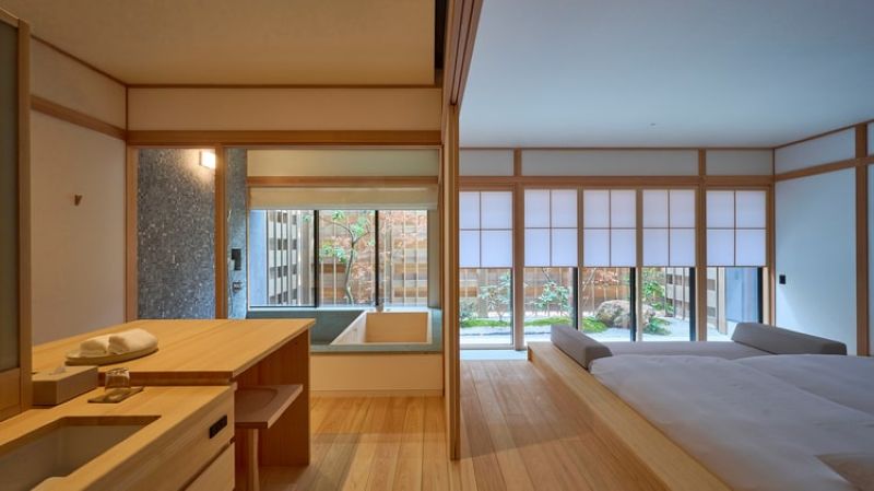 入住擁有百年的「Azumi Setoda」，享受安縵創辦人 Adrian Zecha 親手打造的百年古宅米其林一星餐食