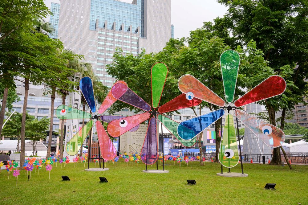 藝術家鄭元東創作出充滿穿透感與童趣的大型風車裝置