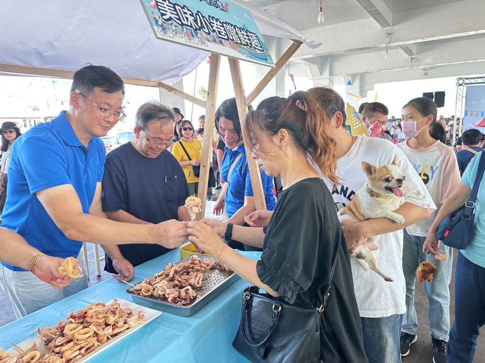 以在地小卷製作的美味小點供現場民眾免費品嚐
