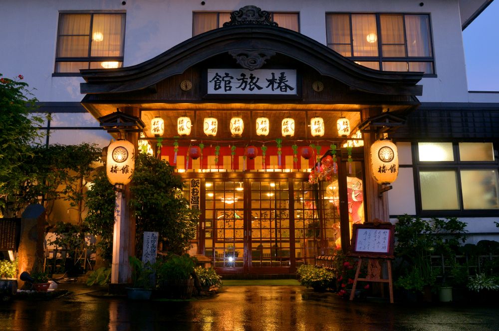 「淺蟲溫泉椿館」擁有百年歷史的和風老舖旅館，坐擁陸奧灣絕景與源泉掛流的天然溫泉，體驗青森在地款待之心