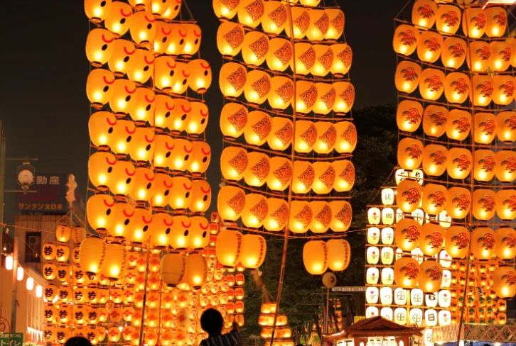 秋田竿燈祭 - 上千根高懸紙燈籠的竹竿，由表演者以肩、額、腰平衡高舉，象徵五穀豐收祈福