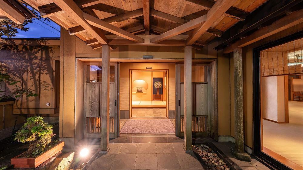 「白濱花心亭旅館」臨湖而建的純和風旅館，可一邊浸泡露天溫泉一邊遠眺日落，享受南紀慢活時光