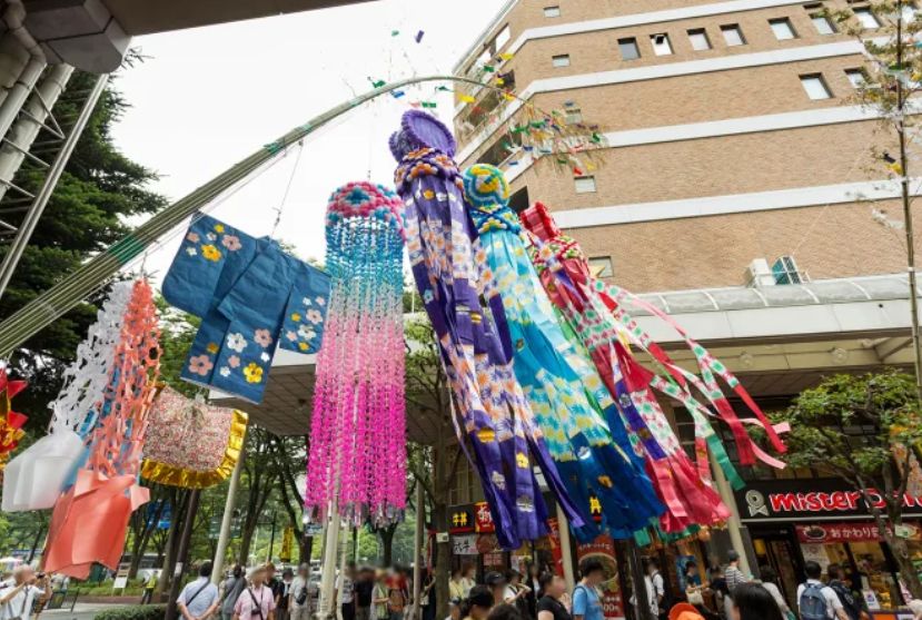 仙台七夕祭 - 全市街道滿掛彩色七夕竹飾與紙球，白天夜晚皆有燈海、花飾、街頭市集活動