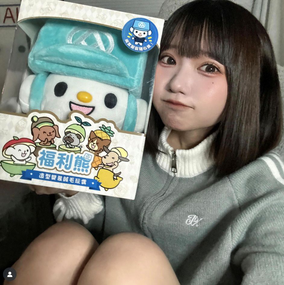日本電競美少女「いずちのの」超愛台灣全聯吉祥物「福利熊」。(圖/翻攝自IG izuchi_nono)