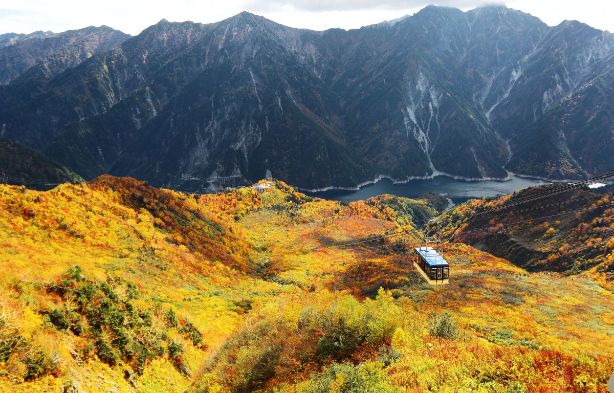 立山黑部空中纜車,飛越繽紛山谷,從大觀峰俯瞰黑部水壩,壯麗景色盡收眼底